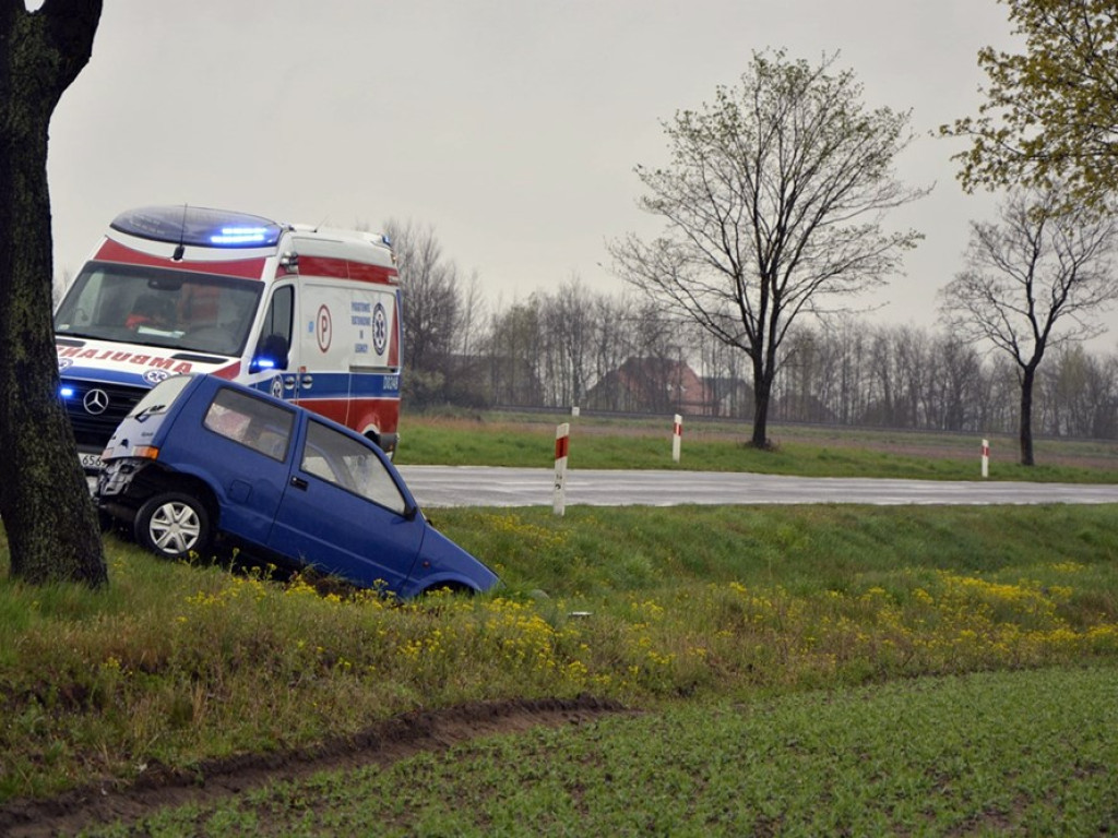 Wpadł w poślizg, auto wjechało do rowu [ZDJĘCIA]
