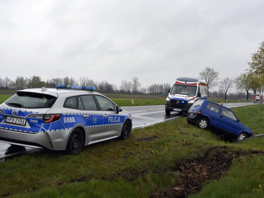 Wpadł w poślizg, auto wjechało do rowu [ZDJĘCIA]