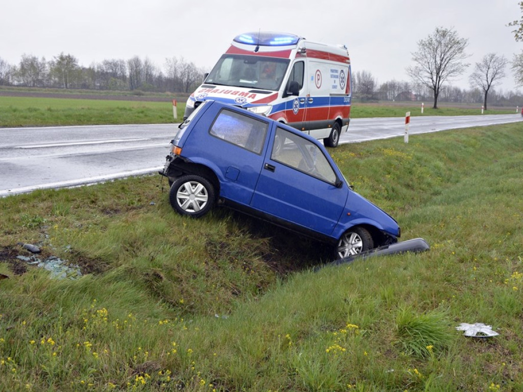 Wpadł w poślizg, auto wjechało do rowu [ZDJĘCIA]