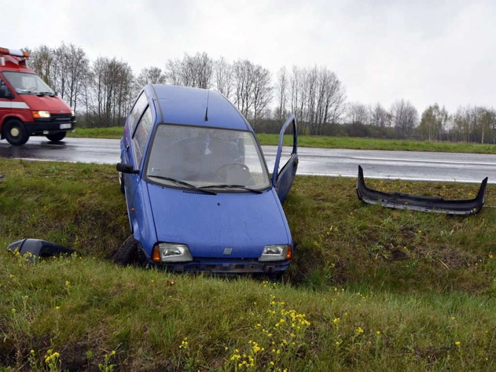 Wpadł w poślizg, auto wjechało do rowu [ZDJĘCIA]