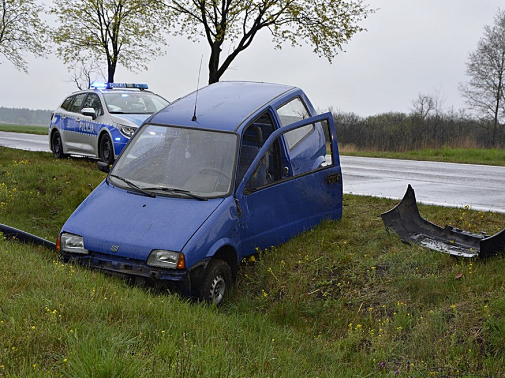 Wpadł w poślizg, auto wjechało do rowu [ZDJĘCIA]