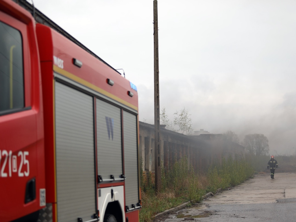 Pożar pustostanu w Głogowie. To miejsce, gdzie koczują bezdomni [ZDJĘCIA]