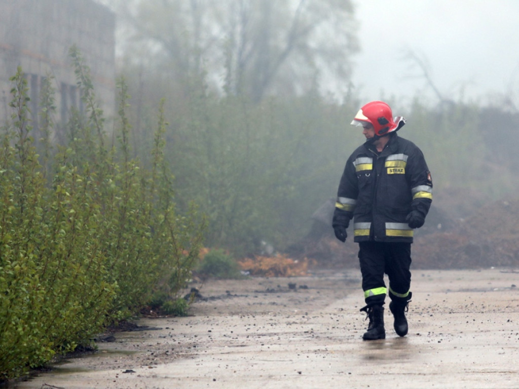 Pożar pustostanu w Głogowie. To miejsce, gdzie koczują bezdomni [ZDJĘCIA]