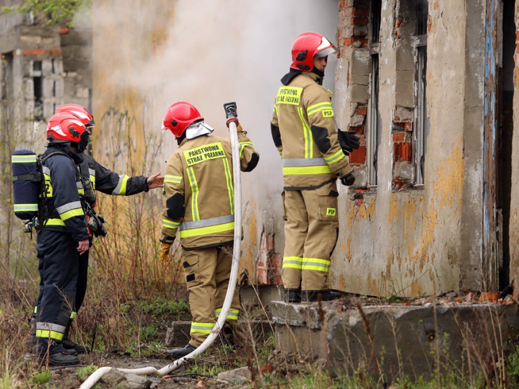 Pożar pustostanu w Głogowie. To miejsce, gdzie koczują bezdomni [ZDJĘCIA]