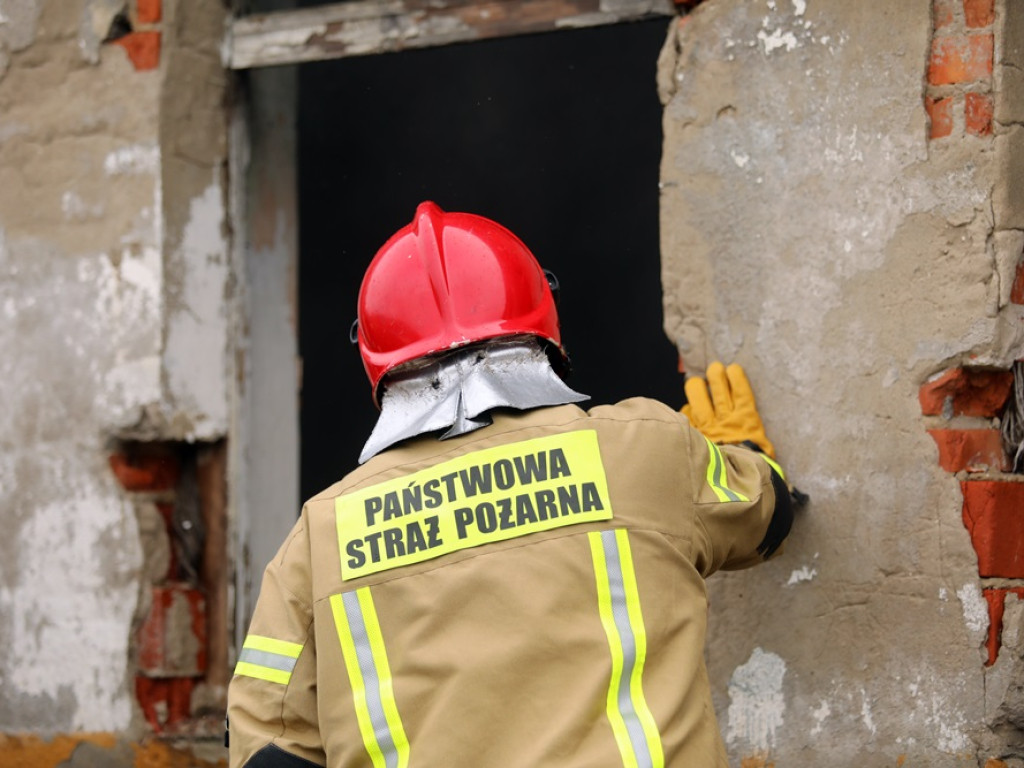 Pożar pustostanu w Głogowie. To miejsce, gdzie koczują bezdomni [ZDJĘCIA]