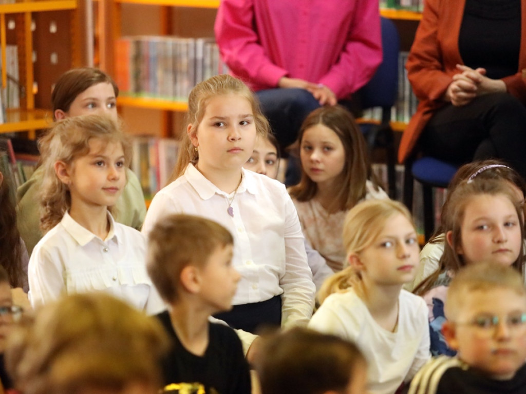 Setka najmłodszych głogowian na promocji malowanki 
