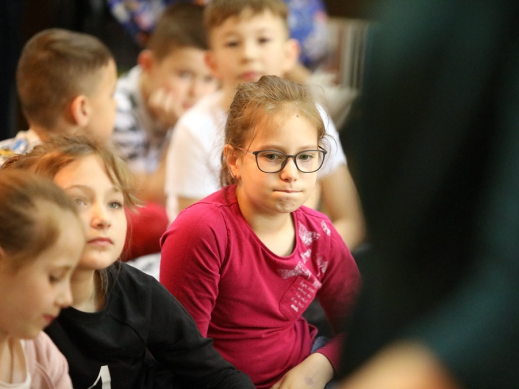 Setka najmłodszych głogowian na promocji malowanki 