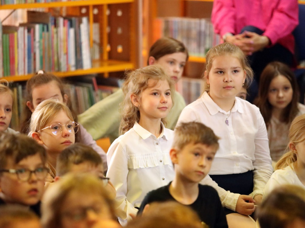 Setka najmłodszych głogowian na promocji malowanki 