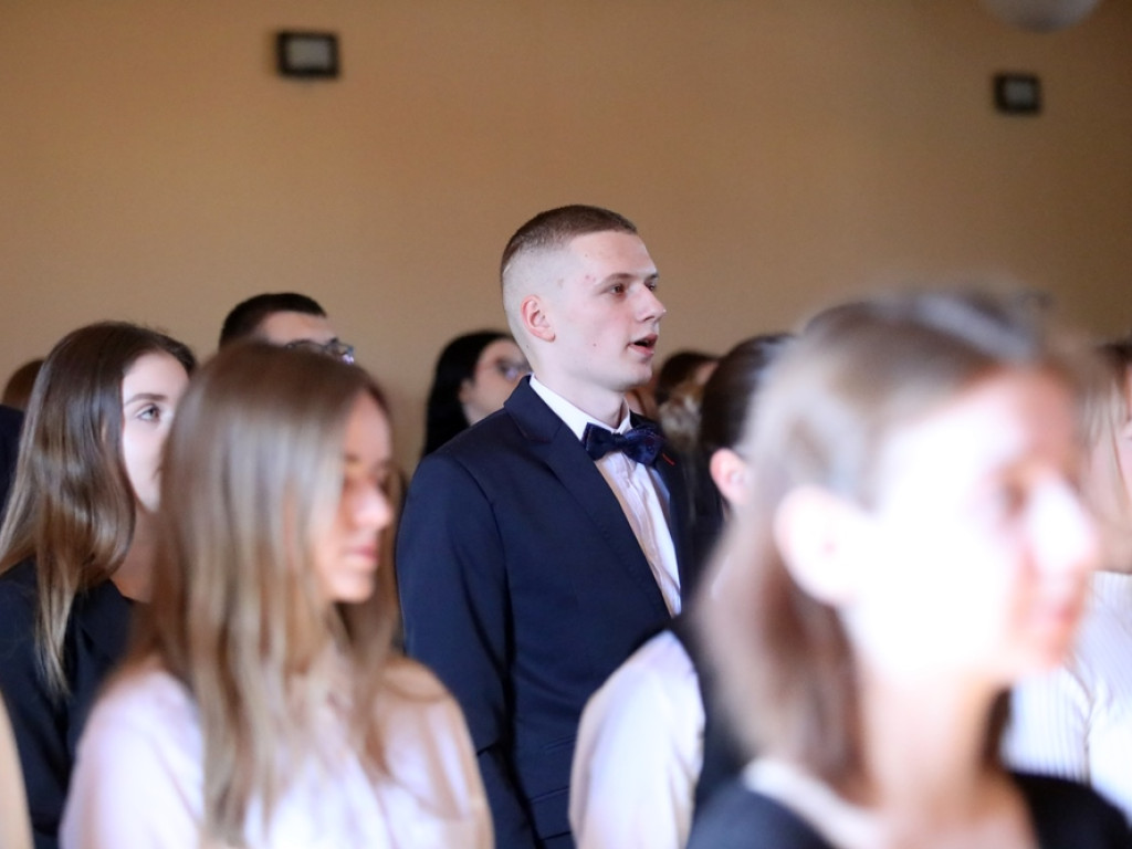 Wybitni absolwenci! Wysokie oceny na świadectwie i nagrody za osiągnięcia [ZDJĘCIA]