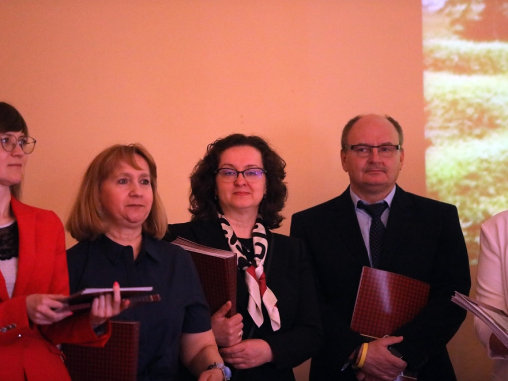Wybitni absolwenci! Wysokie oceny na świadectwie i nagrody za osiągnięcia [ZDJĘCIA]