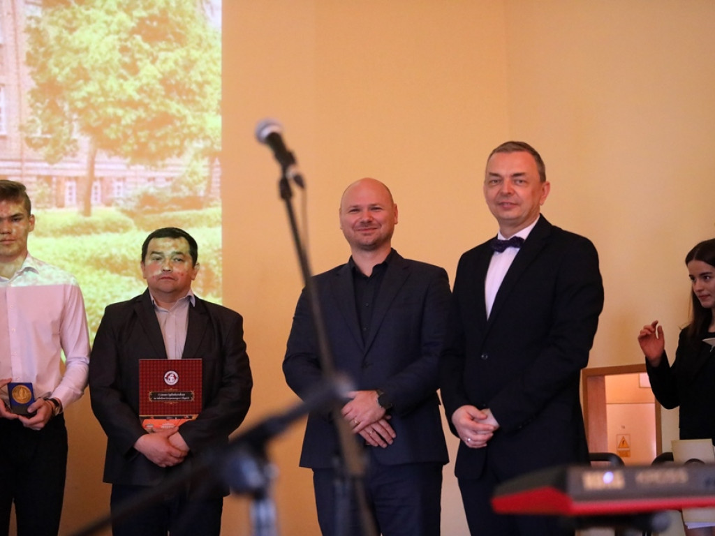 Wybitni absolwenci! Wysokie oceny na świadectwie i nagrody za osiągnięcia [ZDJĘCIA]