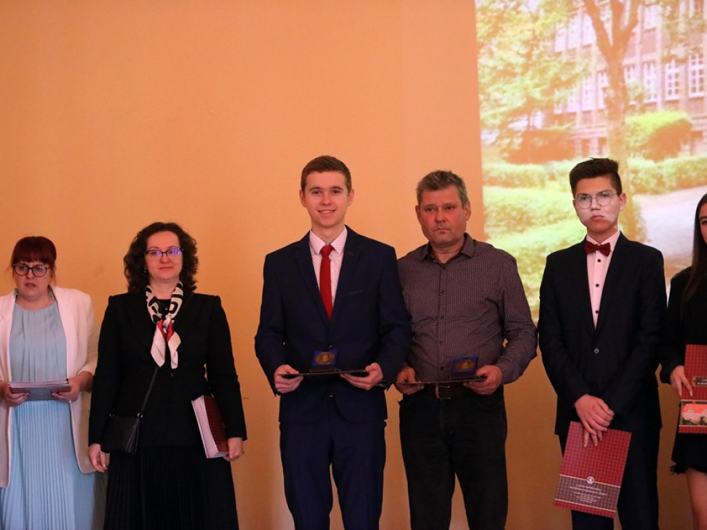 Wybitni absolwenci! Wysokie oceny na świadectwie i nagrody za osiągnięcia [ZDJĘCIA]