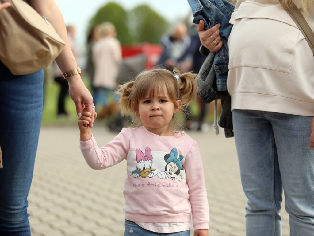 Tak się bawią mieszkańcy Kotli! Majówka i tłumy na boisku, zaraz disco-polo [ZDJĘCIA]