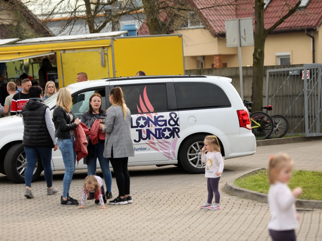 Tak się bawią mieszkańcy Kotli! Majówka i tłumy na boisku, zaraz disco-polo [ZDJĘCIA]