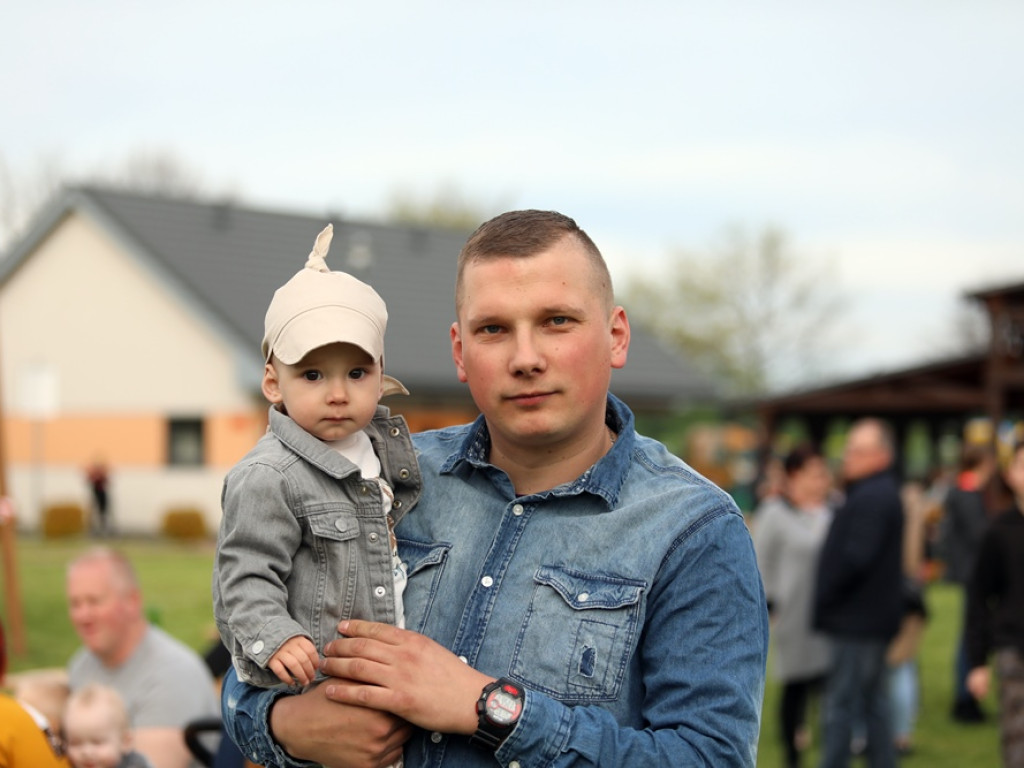 Tak się bawią mieszkańcy Kotli! Majówka i tłumy na boisku, zaraz disco-polo [ZDJĘCIA]