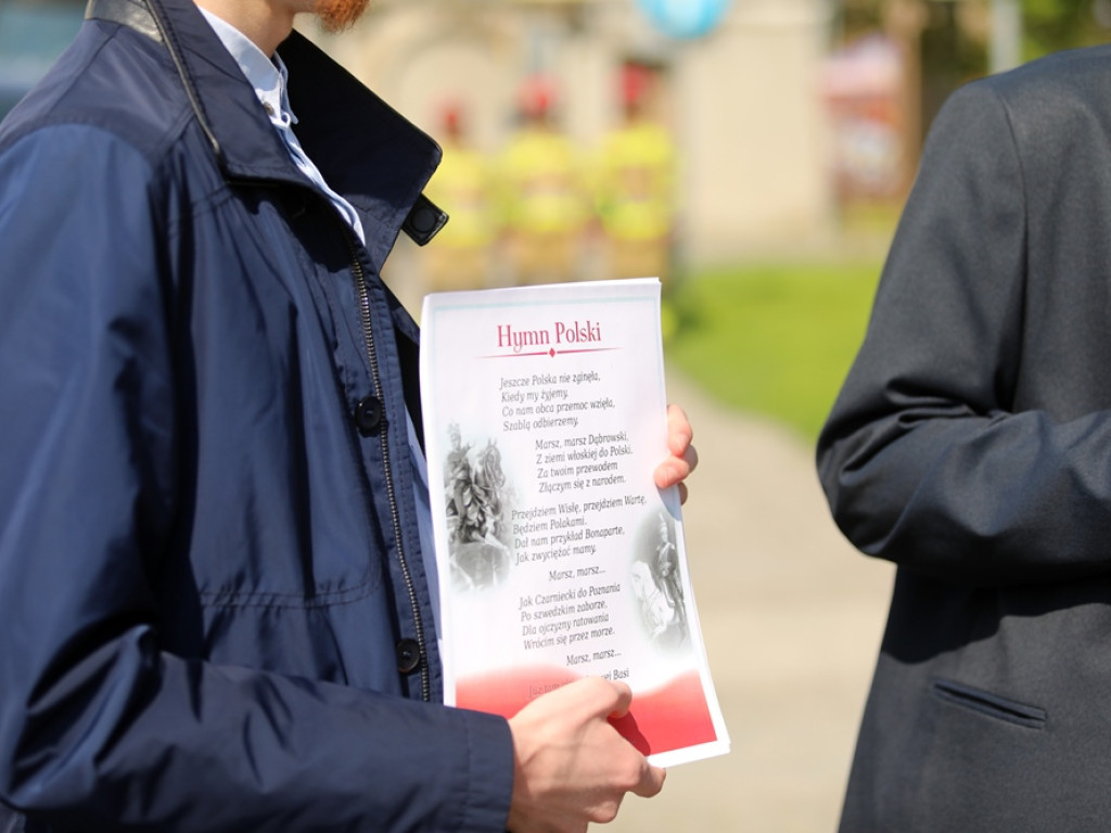 Dzień Flagi. Hołownia: Trzy symbole narodowe to siła i solidarność Polaków [ZDJĘCIA]