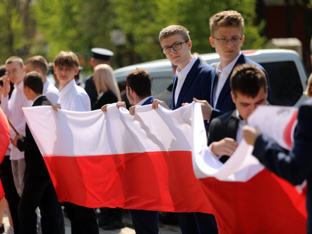 Dzień Flagi. Hołownia: Trzy symbole narodowe to siła i solidarność Polaków [ZDJĘCIA]