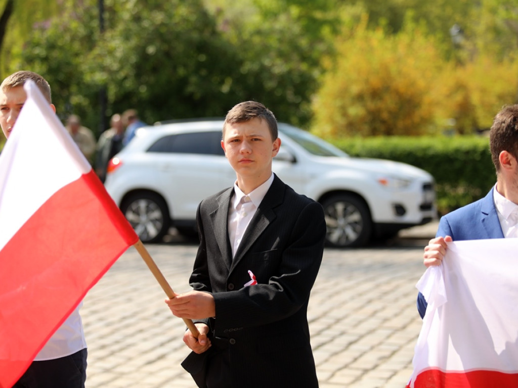Dzień Flagi. Hołownia: Trzy symbole narodowe to siła i solidarność Polaków [ZDJĘCIA]
