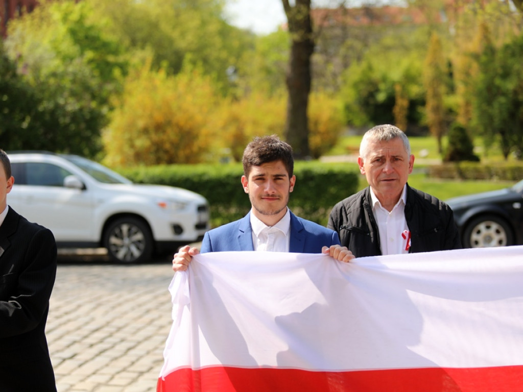Dzień Flagi. Hołownia: Trzy symbole narodowe to siła i solidarność Polaków [ZDJĘCIA]