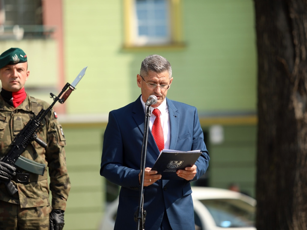 Dzień Flagi. Hołownia: Trzy symbole narodowe to siła i solidarność Polaków [ZDJĘCIA]