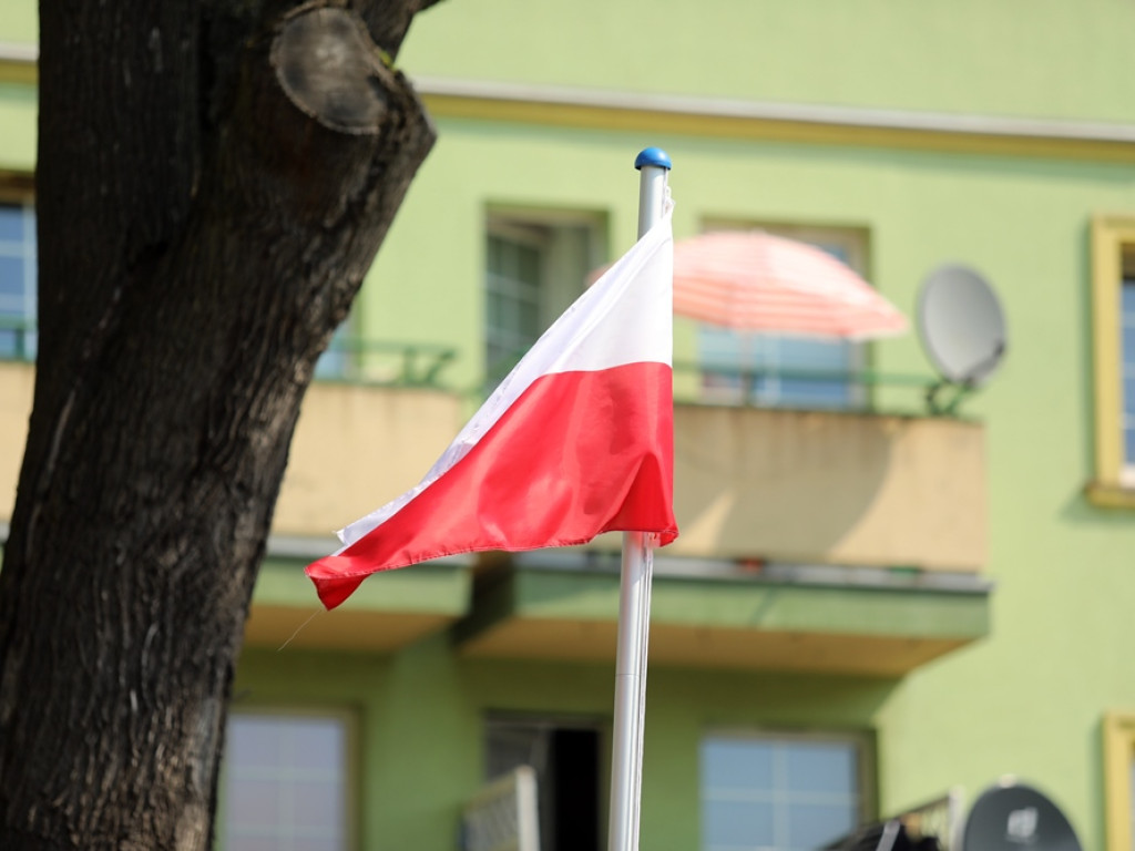Dzień Flagi. Hołownia: Trzy symbole narodowe to siła i solidarność Polaków [ZDJĘCIA]