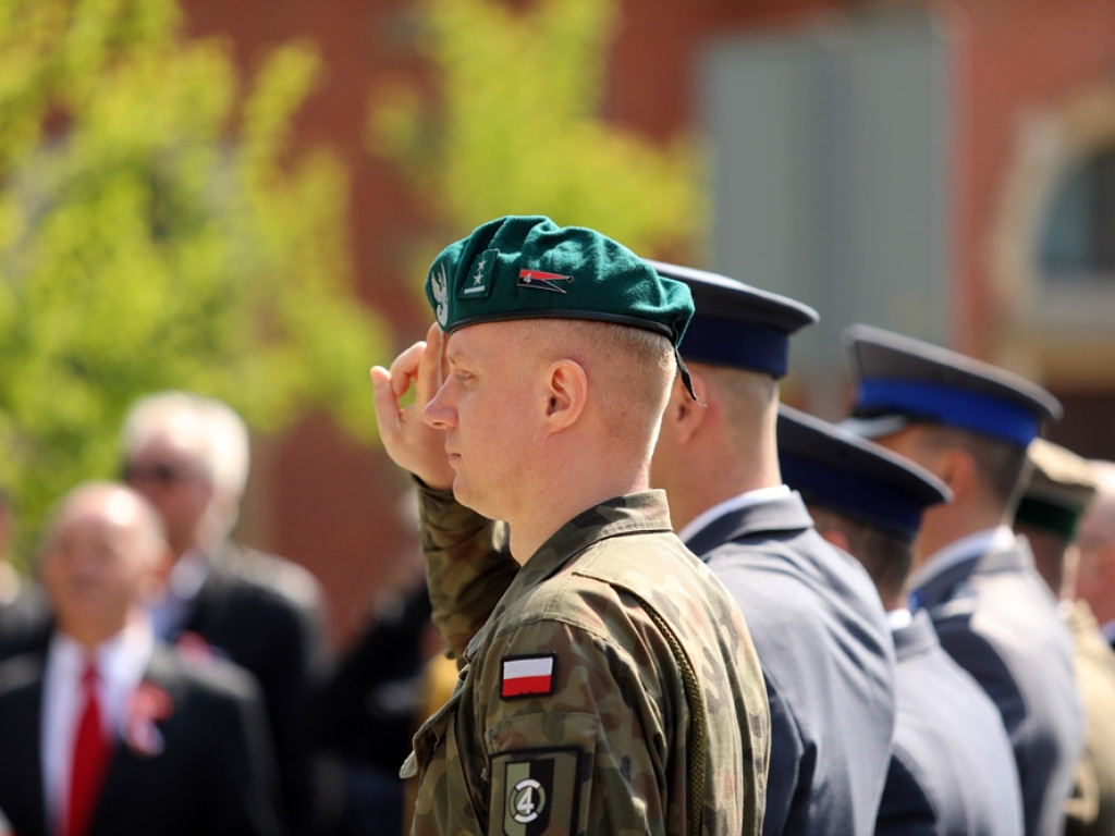 Dzień Flagi. Hołownia: Trzy symbole narodowe to siła i solidarność Polaków [ZDJĘCIA]