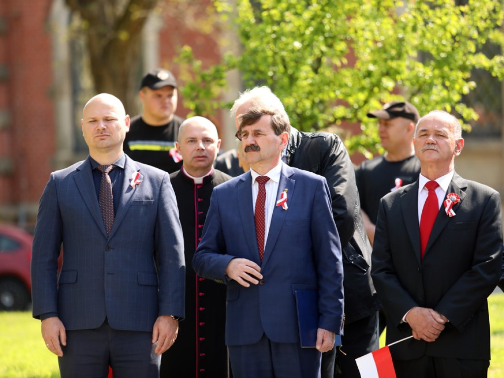 Dzień Flagi. Hołownia: Trzy symbole narodowe to siła i solidarność Polaków [ZDJĘCIA]
