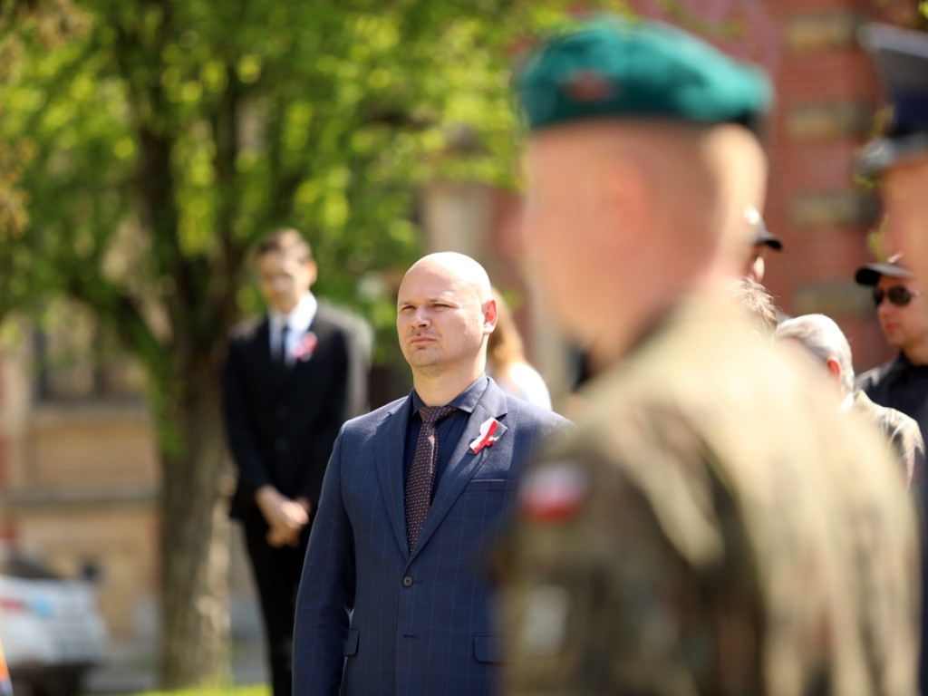 Dzień Flagi. Hołownia: Trzy symbole narodowe to siła i solidarność Polaków [ZDJĘCIA]