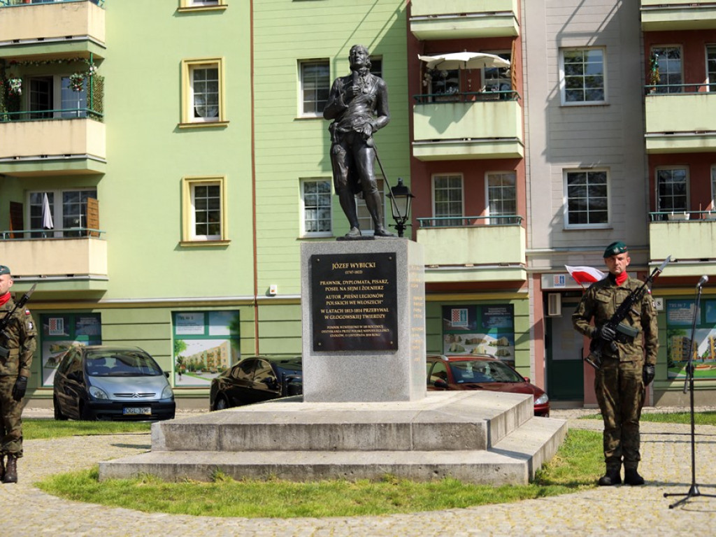 Dzień Flagi. Hołownia: Trzy symbole narodowe to siła i solidarność Polaków [ZDJĘCIA]