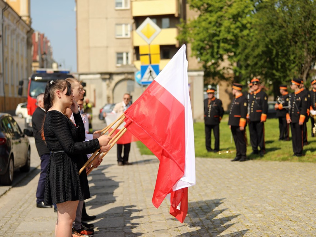 Dzień Flagi. Hołownia: Trzy symbole narodowe to siła i solidarność Polaków [ZDJĘCIA]