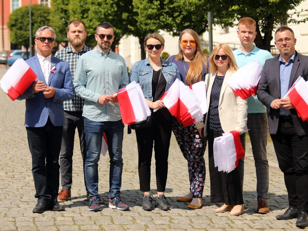 Biało-czerwone flagi od Platformy Obywatelskiej [ZDJĘCIA]
