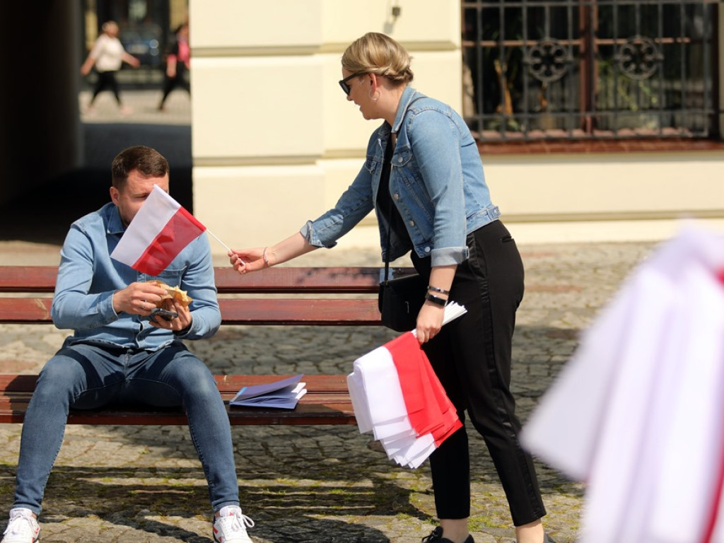 Biało-czerwone flagi od Platformy Obywatelskiej [ZDJĘCIA]