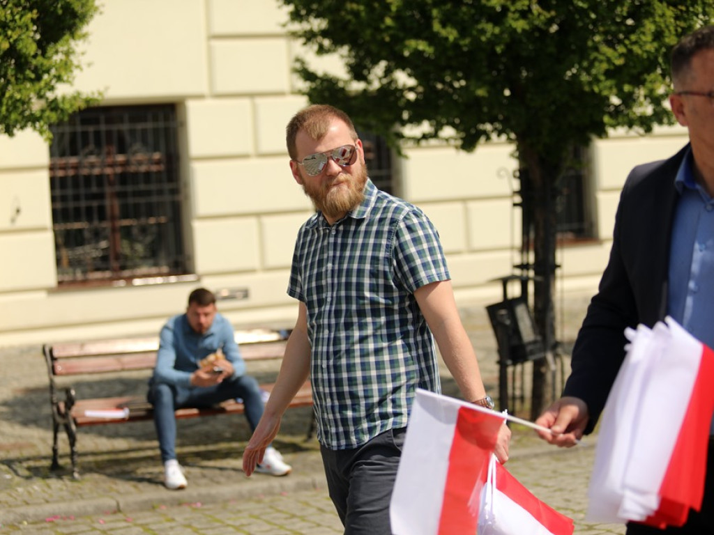 Biało-czerwone flagi od Platformy Obywatelskiej [ZDJĘCIA]