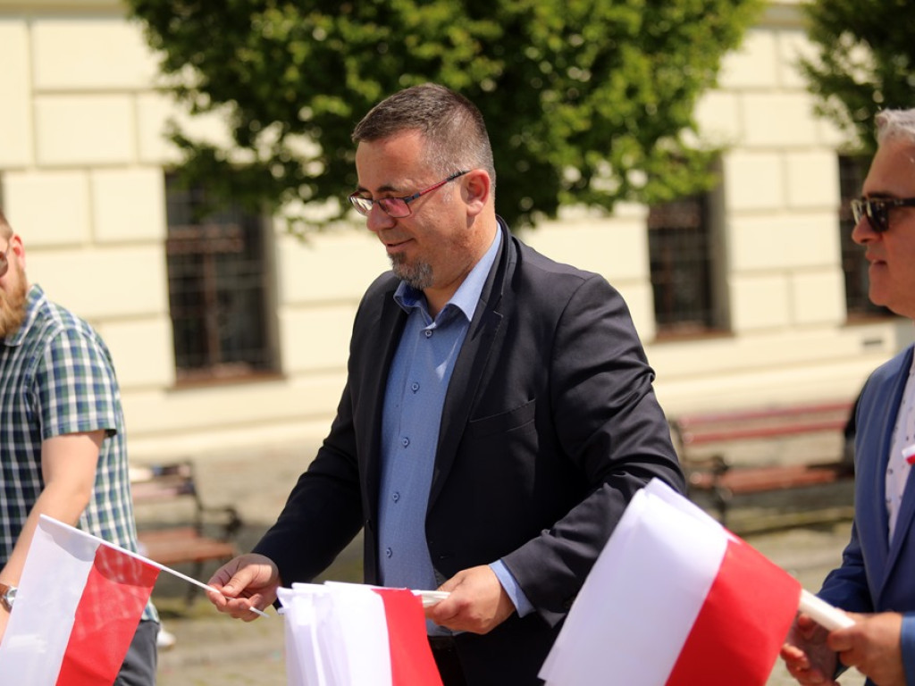 Biało-czerwone flagi od Platformy Obywatelskiej [ZDJĘCIA]