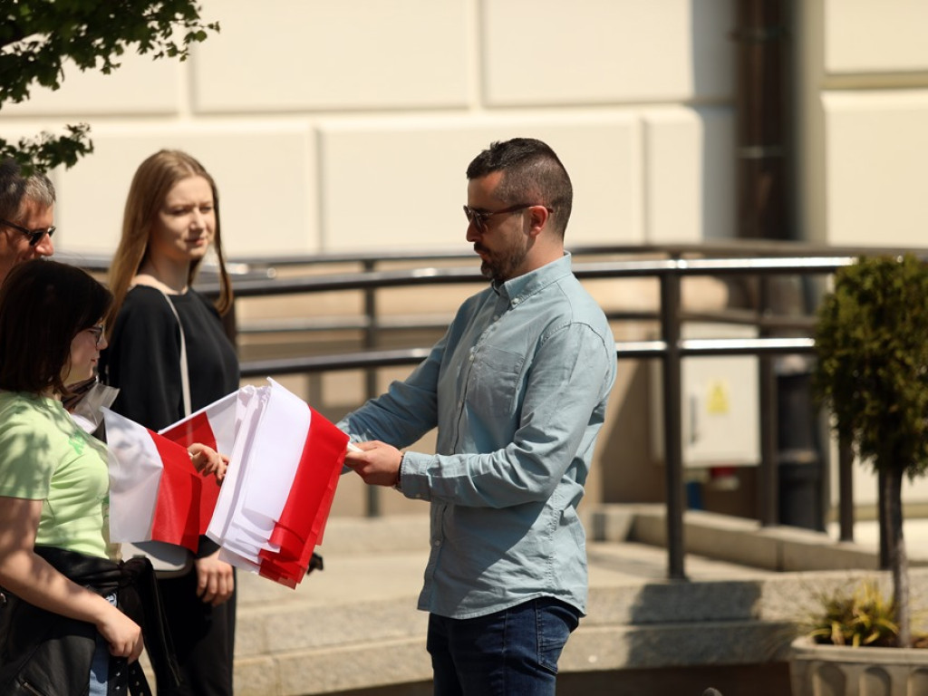 Biało-czerwone flagi od Platformy Obywatelskiej [ZDJĘCIA]