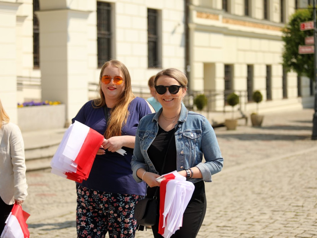 Biało-czerwone flagi od Platformy Obywatelskiej [ZDJĘCIA]