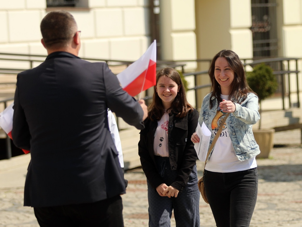 Biało-czerwone flagi od Platformy Obywatelskiej [ZDJĘCIA]