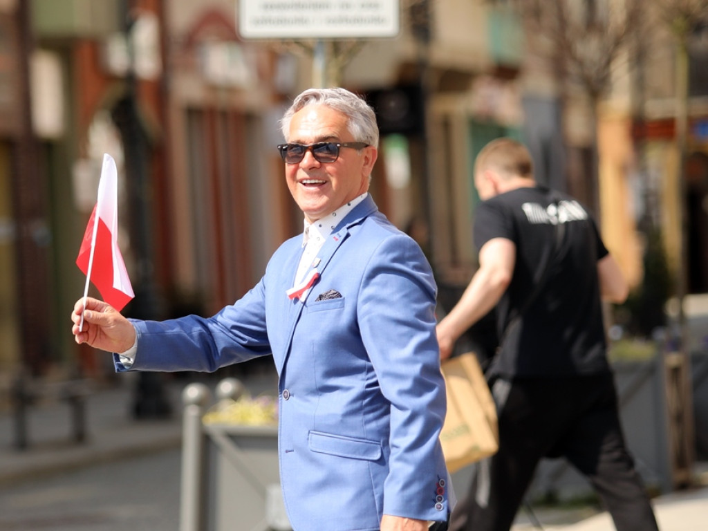 Biało-czerwone flagi od Platformy Obywatelskiej [ZDJĘCIA]