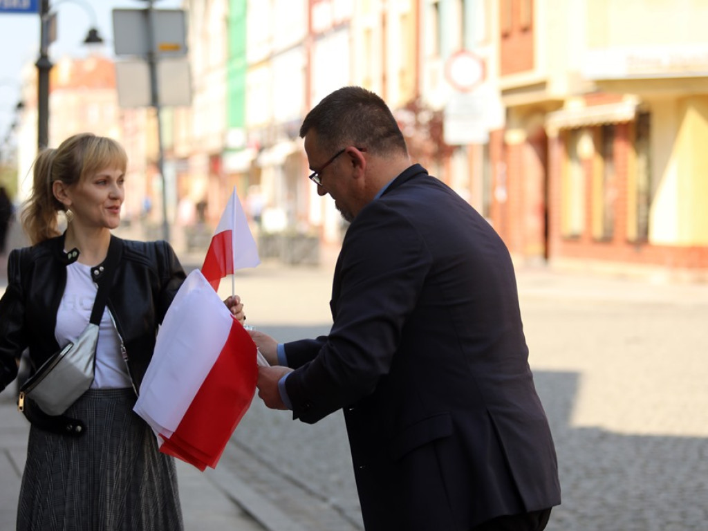 Biało-czerwone flagi od Platformy Obywatelskiej [ZDJĘCIA]