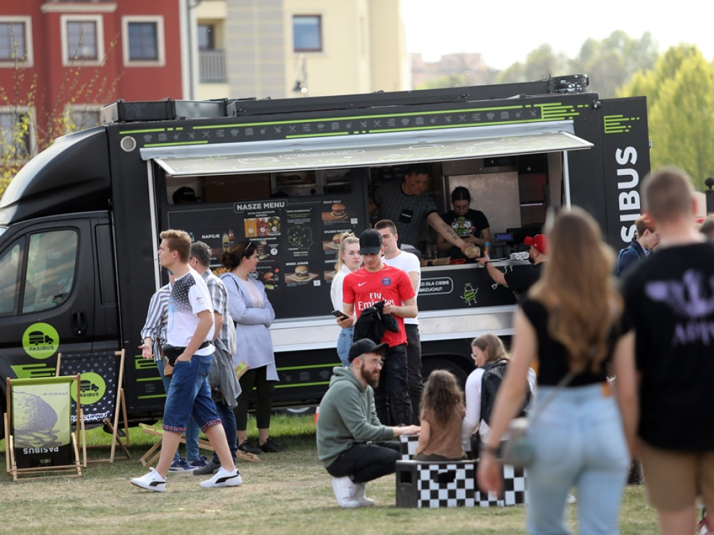 Tłumy na Festiwalu Smaków Świata. Trzeba było dowozić przedwojennego piwa z Głogowa [ZDJĘCIA]