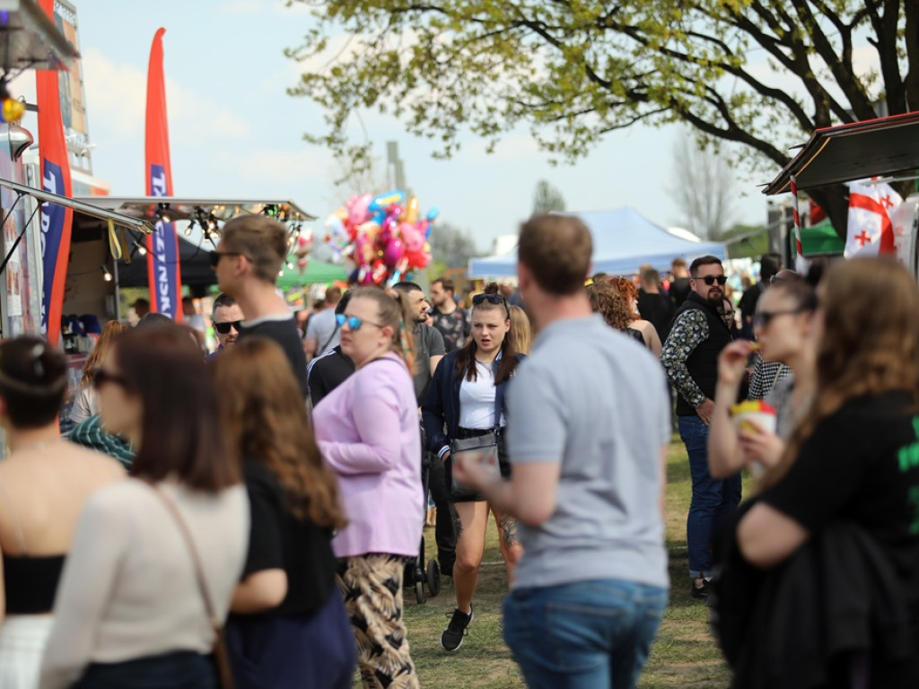 Tłumy na Festiwalu Smaków Świata. Trzeba było dowozić przedwojennego piwa z Głogowa [ZDJĘCIA]