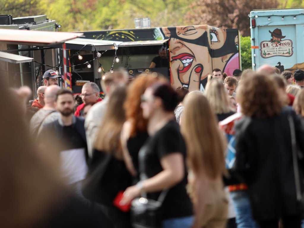 Tłumy na Festiwalu Smaków Świata. Trzeba było dowozić przedwojennego piwa z Głogowa [ZDJĘCIA]