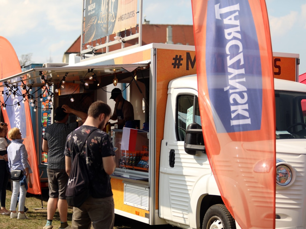 Tłumy na Festiwalu Smaków Świata. Trzeba było dowozić przedwojennego piwa z Głogowa [ZDJĘCIA]