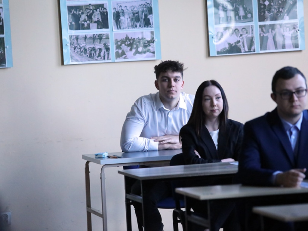 Piszą maturę z języka polskiego. Dyrektor Korzeń: Ten rocznik jest trochę poturbowany [ZDJĘCIA]