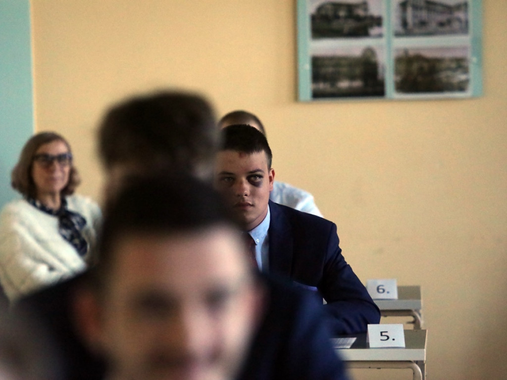 Piszą maturę z języka polskiego. Dyrektor Korzeń: Ten rocznik jest trochę poturbowany [ZDJĘCIA]