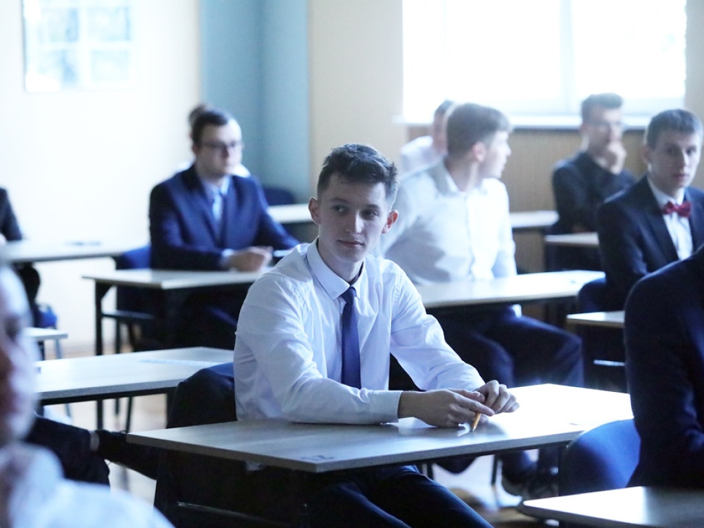 Piszą maturę z języka polskiego. Dyrektor Korzeń: Ten rocznik jest trochę poturbowany [ZDJĘCIA]