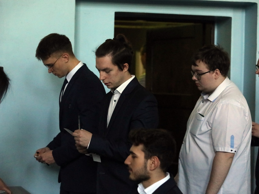 Piszą maturę z języka polskiego. Dyrektor Korzeń: Ten rocznik jest trochę poturbowany [ZDJĘCIA]