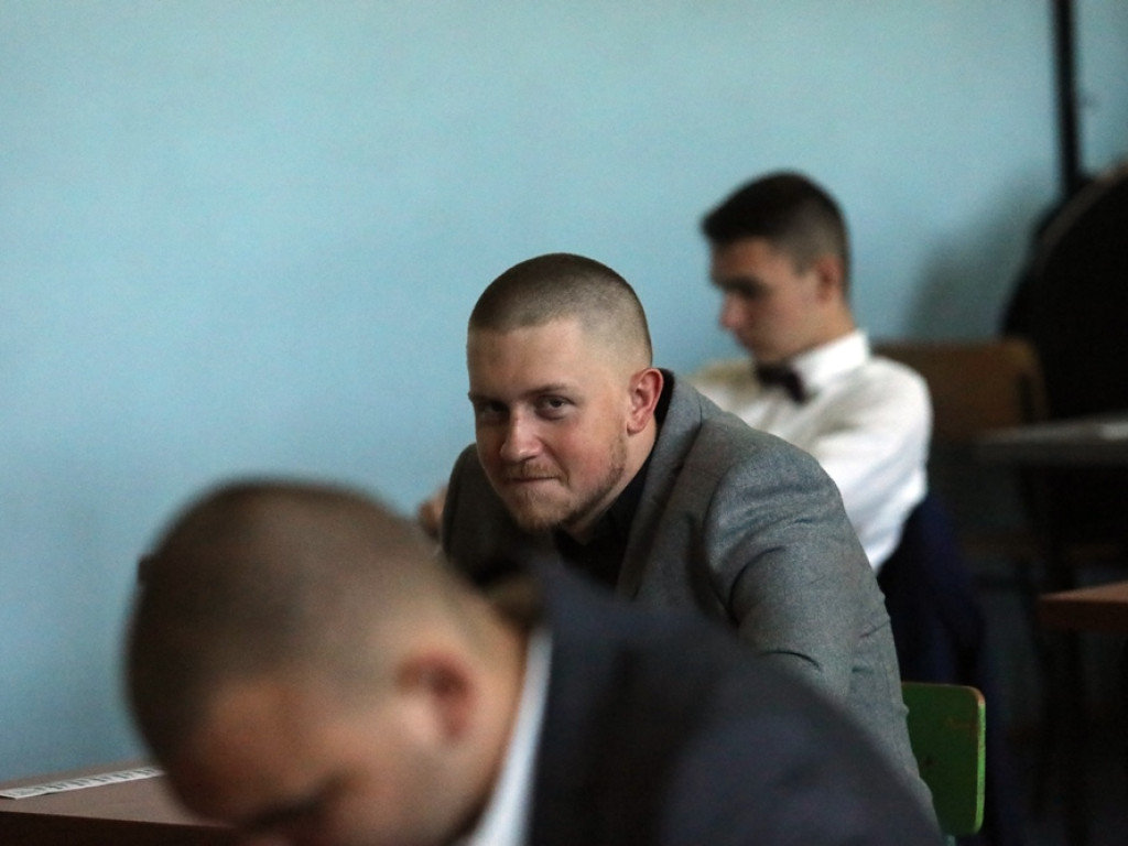 Piszą maturę z języka polskiego. Dyrektor Korzeń: Ten rocznik jest trochę poturbowany [ZDJĘCIA]
