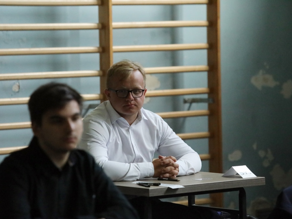 Piszą maturę z języka polskiego. Dyrektor Korzeń: Ten rocznik jest trochę poturbowany [ZDJĘCIA]