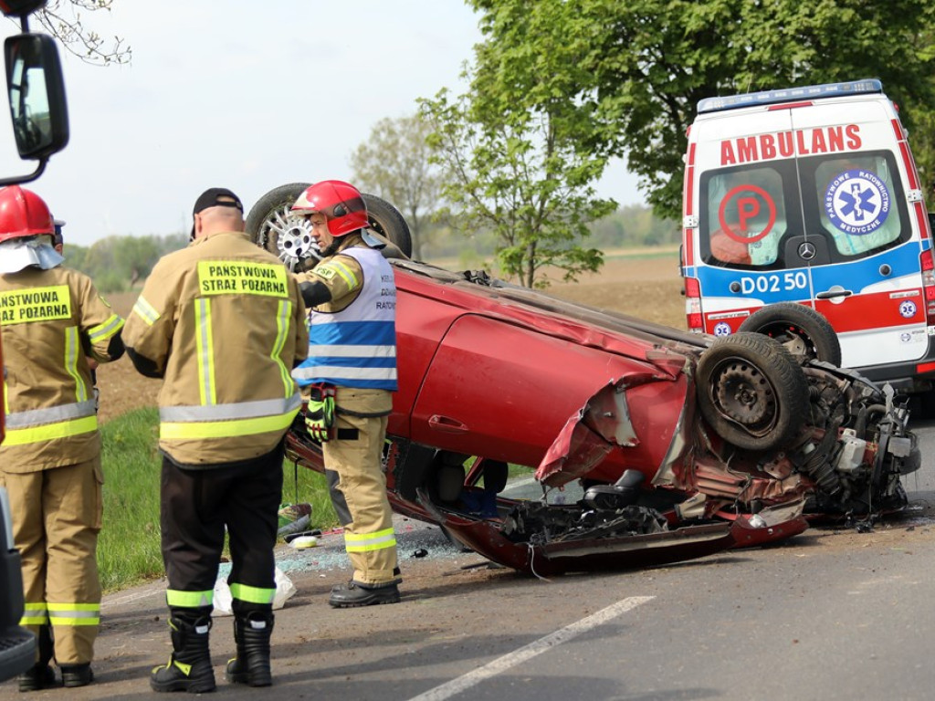 Fiat dachował. Tak skończyło się wyprzedzanie na drodze pod Głogowem [ZDJĘCIA]